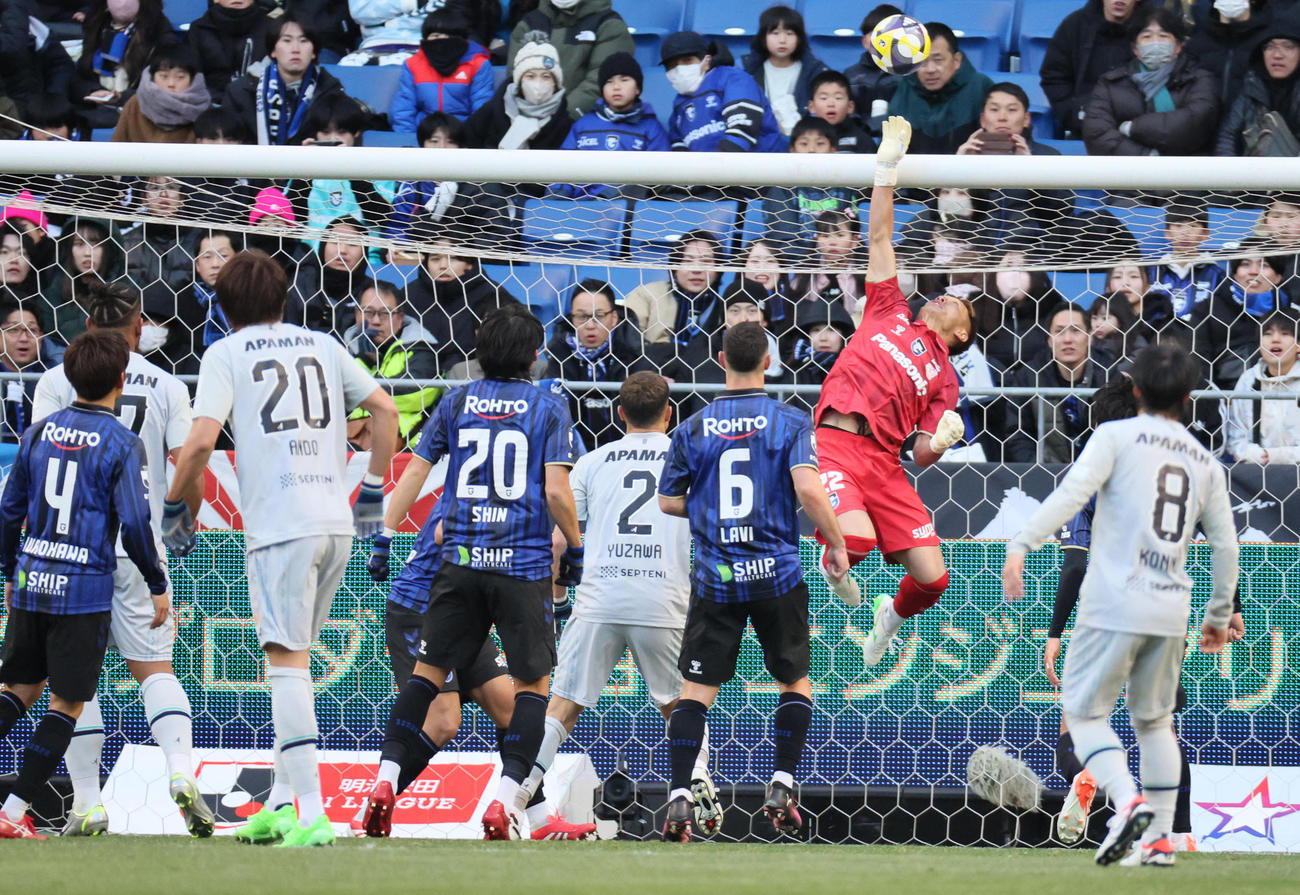 G大阪対福岡　前半、G大阪GK一森純はシュートを防ぐ（撮影・宮崎幸一）