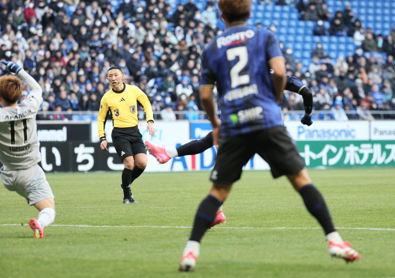 G大阪対福岡　後半、G大阪倉田秋（右後方）は2点目のゴールを決める（撮影・宮崎幸一）