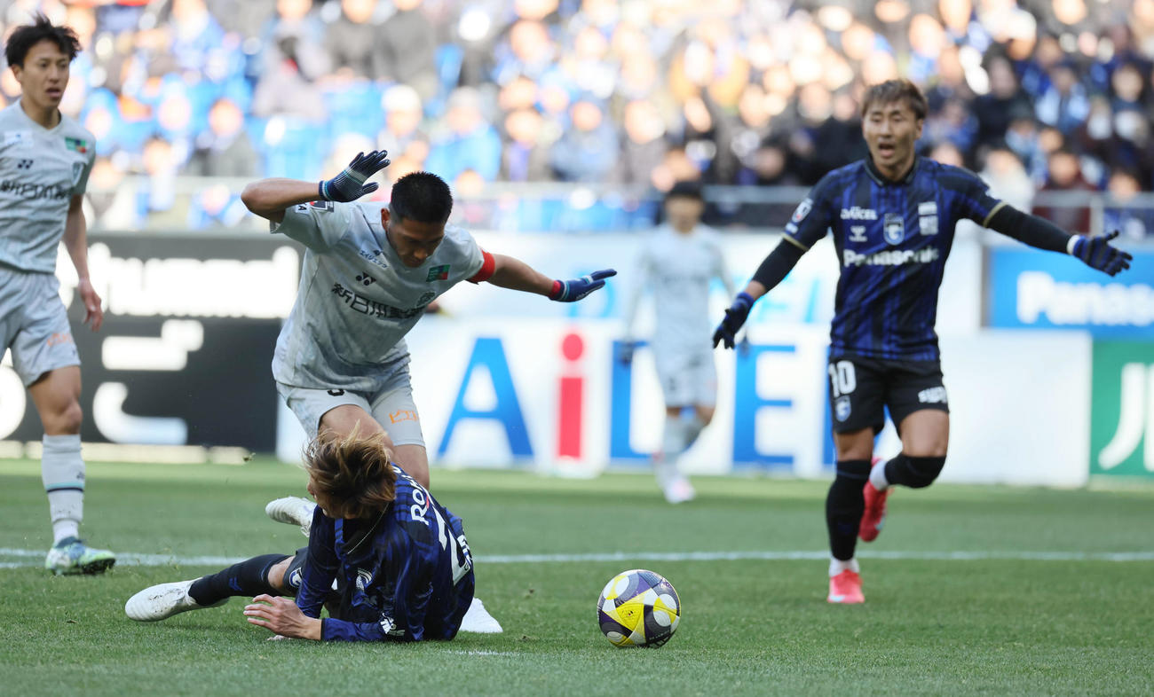G大阪対福岡　前半、G大阪美藤倫（左下）はゴール前で福岡上島拓巳（同上）に倒されるもPK獲得はならず。右は倉田秋（撮影・宮崎幸一）