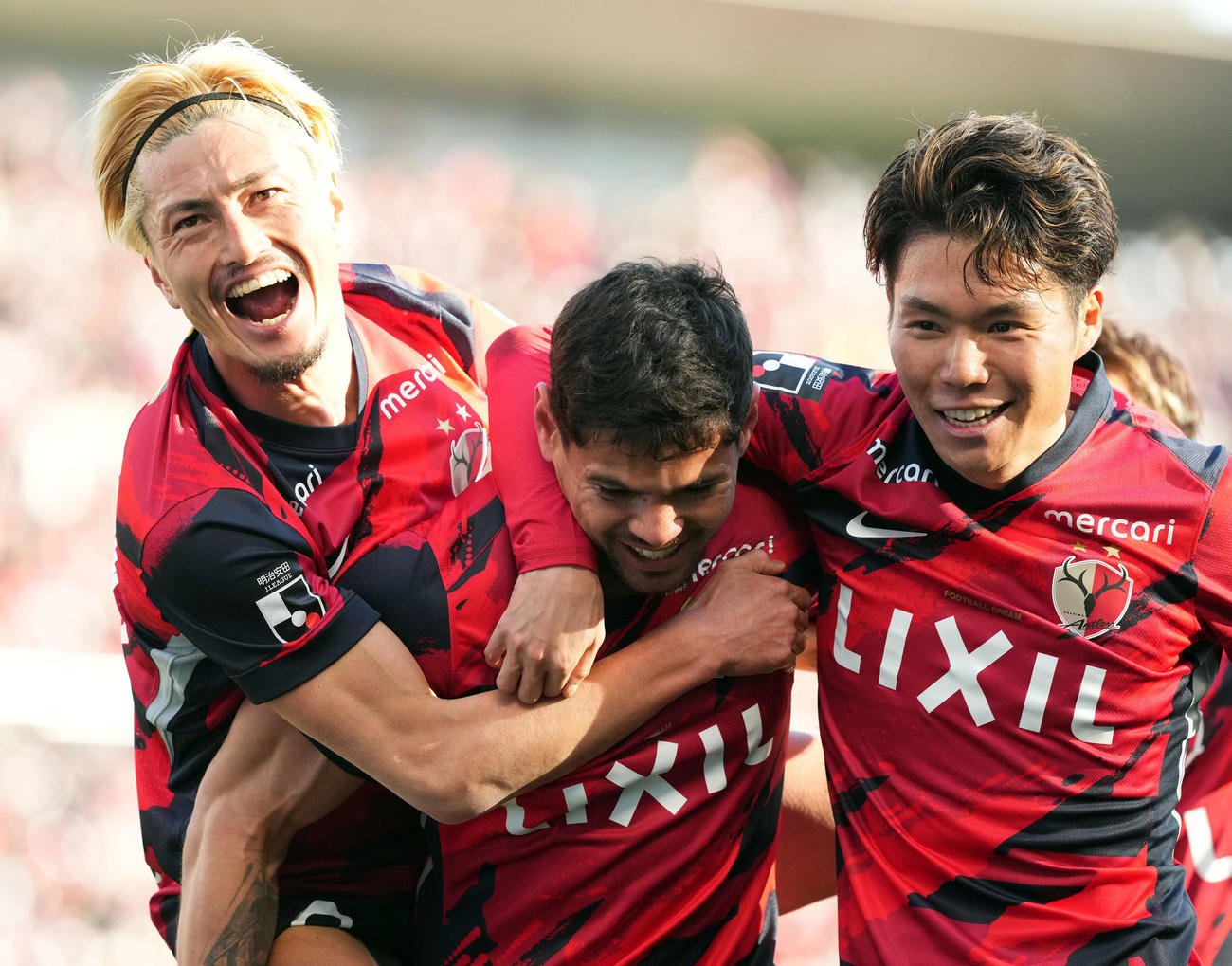 鹿島対東京V　前半、ゴールを決た鹿島レオセアラ（中央）を祝福する鈴木（左）と松村（撮影・たえ見朱実）