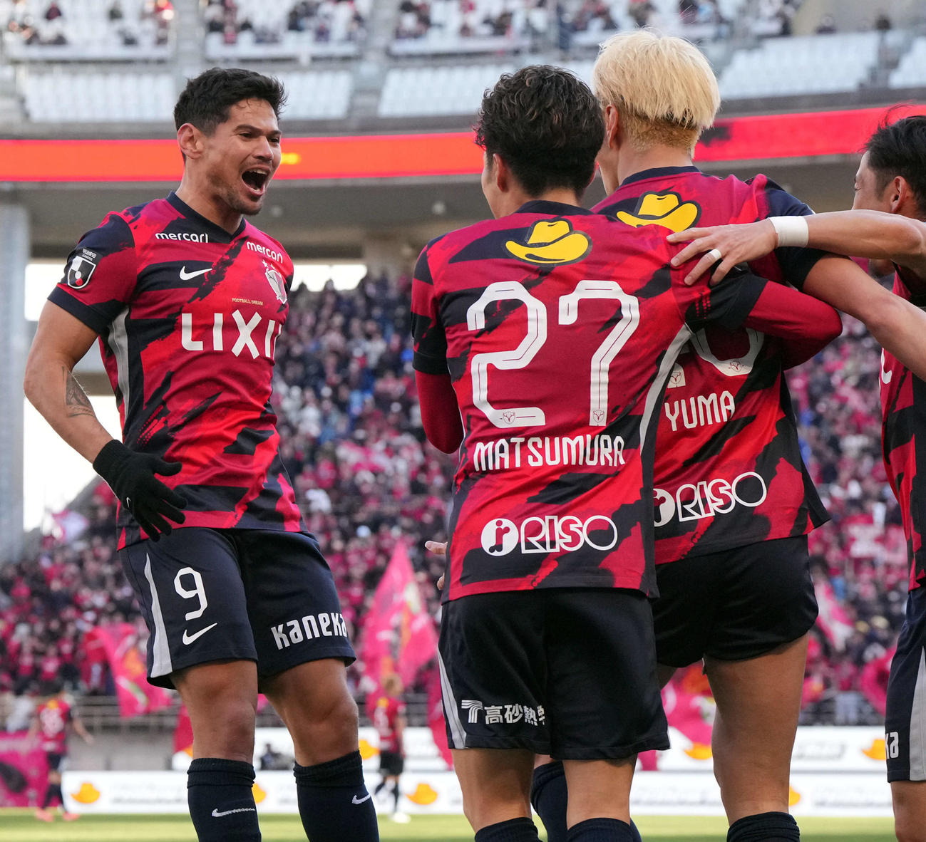 鹿島対東京V　前半、PKを決めた鹿島鈴木を祝福するレオセアラ（左）（撮影・たえ見朱実）