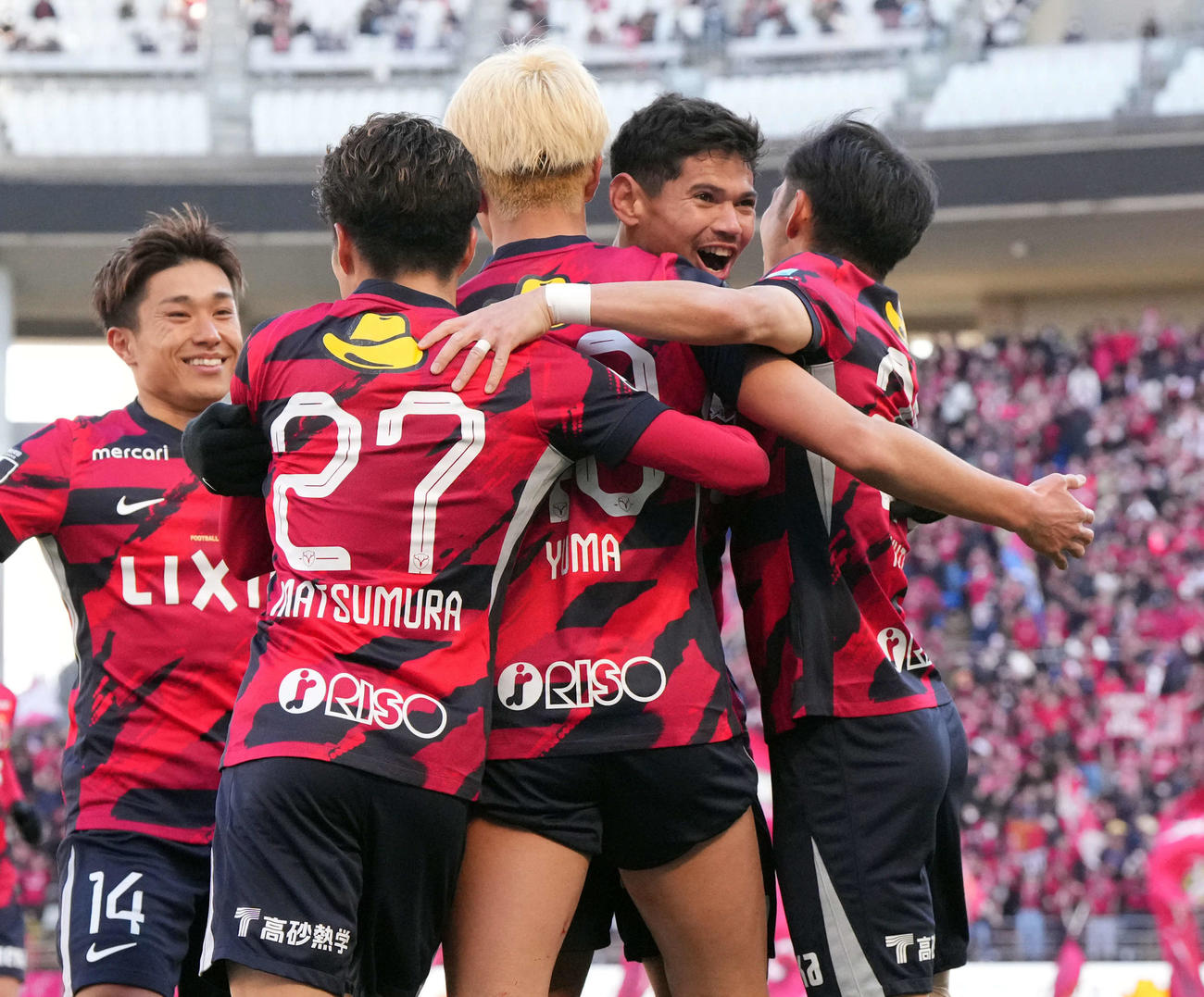 鹿島対東京V　前半、PKを決めた鹿島鈴木を祝福するレオセアラ（撮影・たえ見朱実）