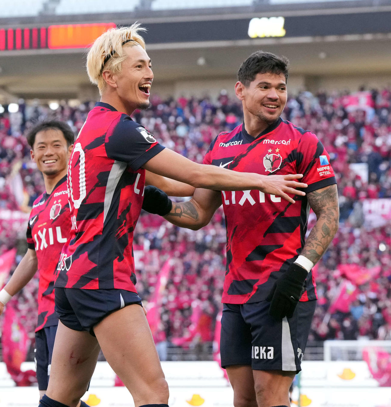 鹿島対東京V　前半、PKを決めレオセアラ（右）と笑顔を見せる鹿島鈴木（撮影・たえ見朱実）