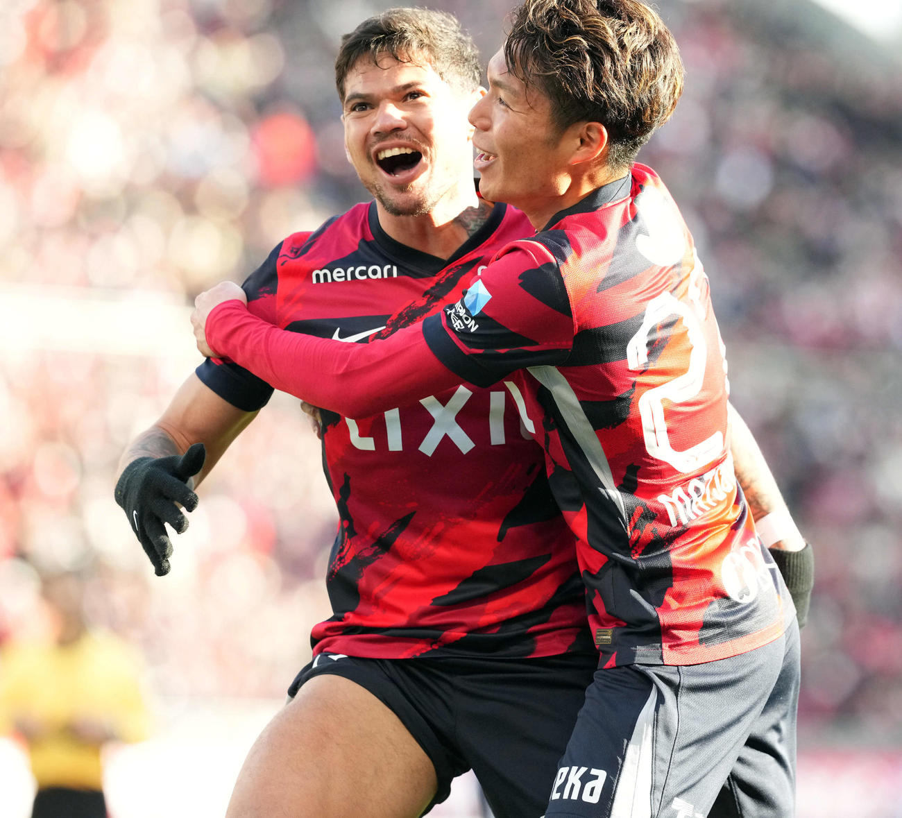 鹿島対東京V　前半、左足でゴールを決め喜ぶ鹿島レオセアラ。右は松村（撮影・たえ見朱実）