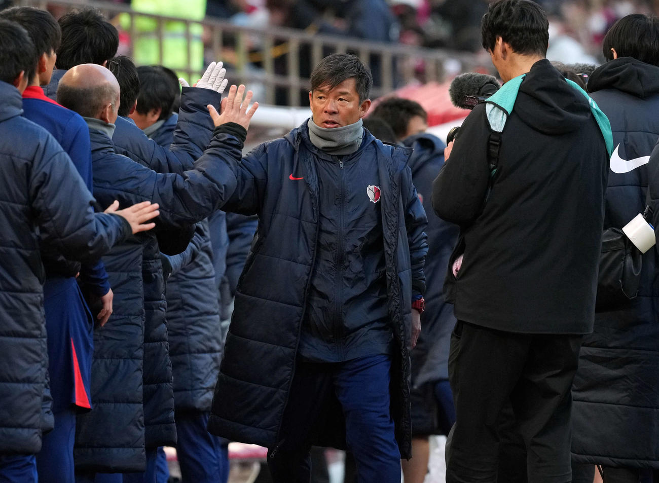 鹿島対東京V　東京Vに勝利しスタッフとハイタッチをする鹿島鬼木達監督（撮影・たえ見朱実）