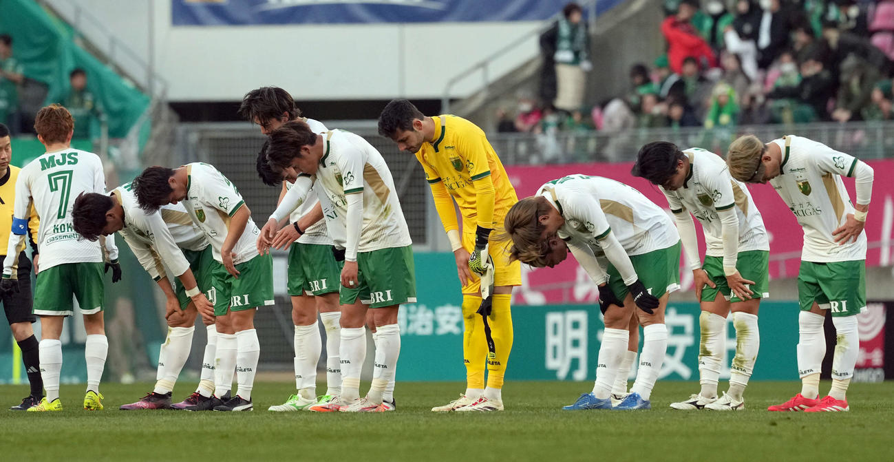 鹿島対東京V　鹿島に4－0で敗れがっくり肩を落とす東京V（撮影・たえ見朱実）