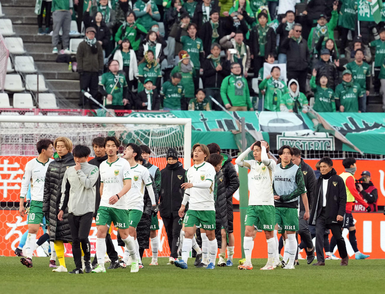 鹿島対東京V　鹿島に4－0で敗れがっくりと肩を落とす東京V（撮影・たえ見朱実）