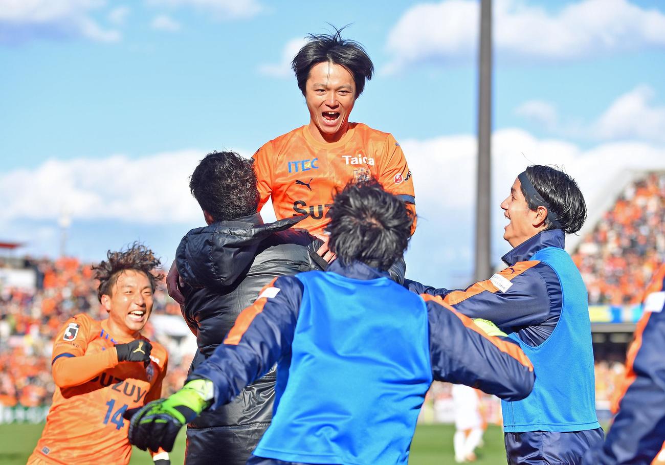 後半、追加点を奪い歓喜する清水松崎（中央）（撮影・神谷亮磨）