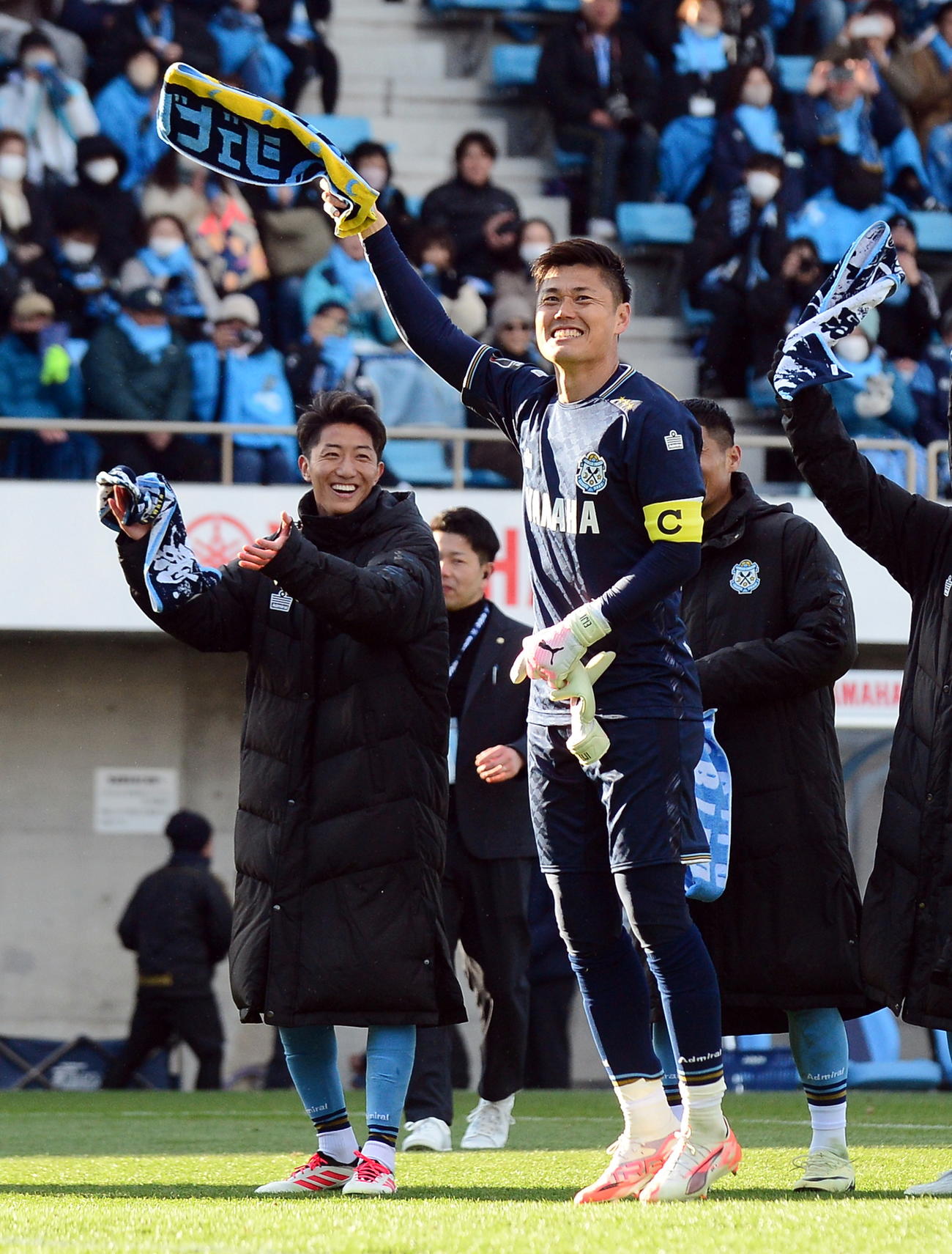 磐田対鳥栖　試合後、サポーターと喜びを分かち合う磐田川島（手前）