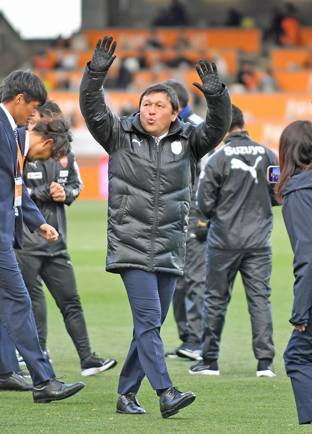 試合後、スタンドに手を振る清水の秋葉監督