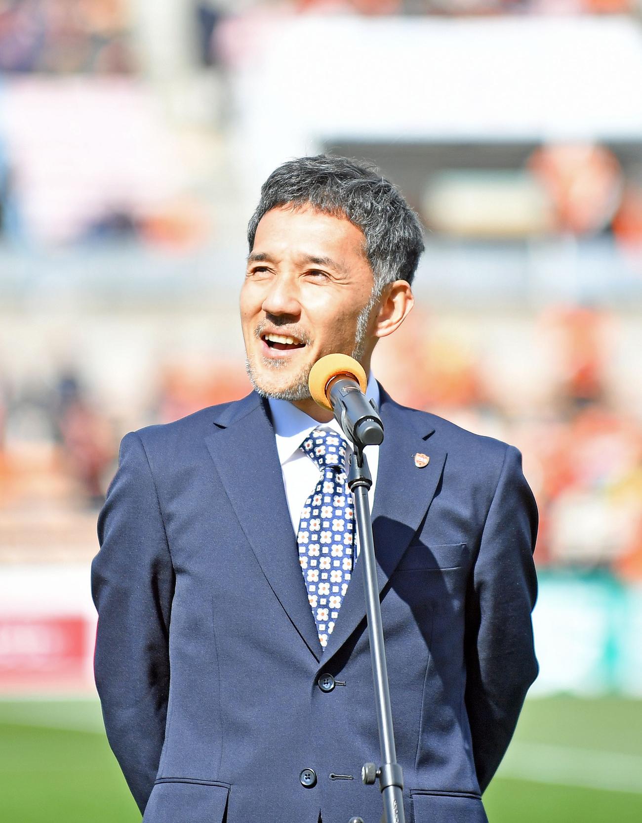 サポーターに向けてあいさつする伊東氏