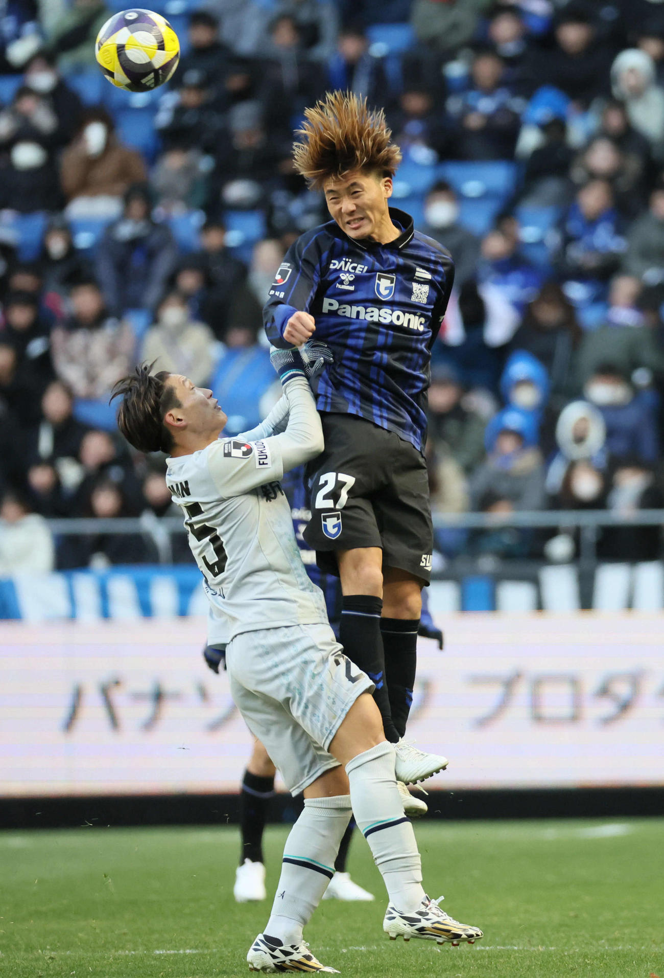 G大阪対福岡　後半、G大阪美藤倫はヘディングで前戦にボールをつなぐ（撮影・宮崎幸一）