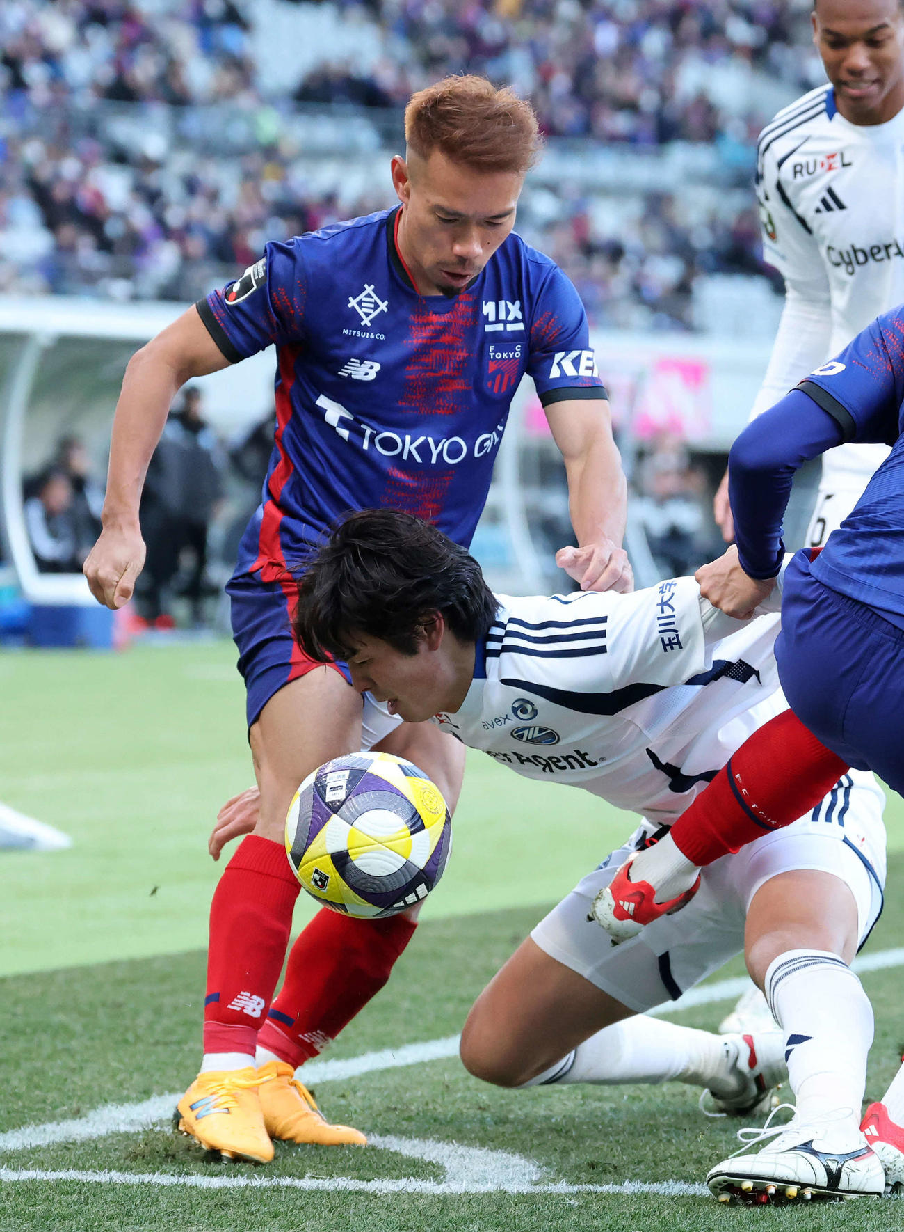 東京対町田　後半、競り合う東京長友（左）（撮影・鈴木正人）
