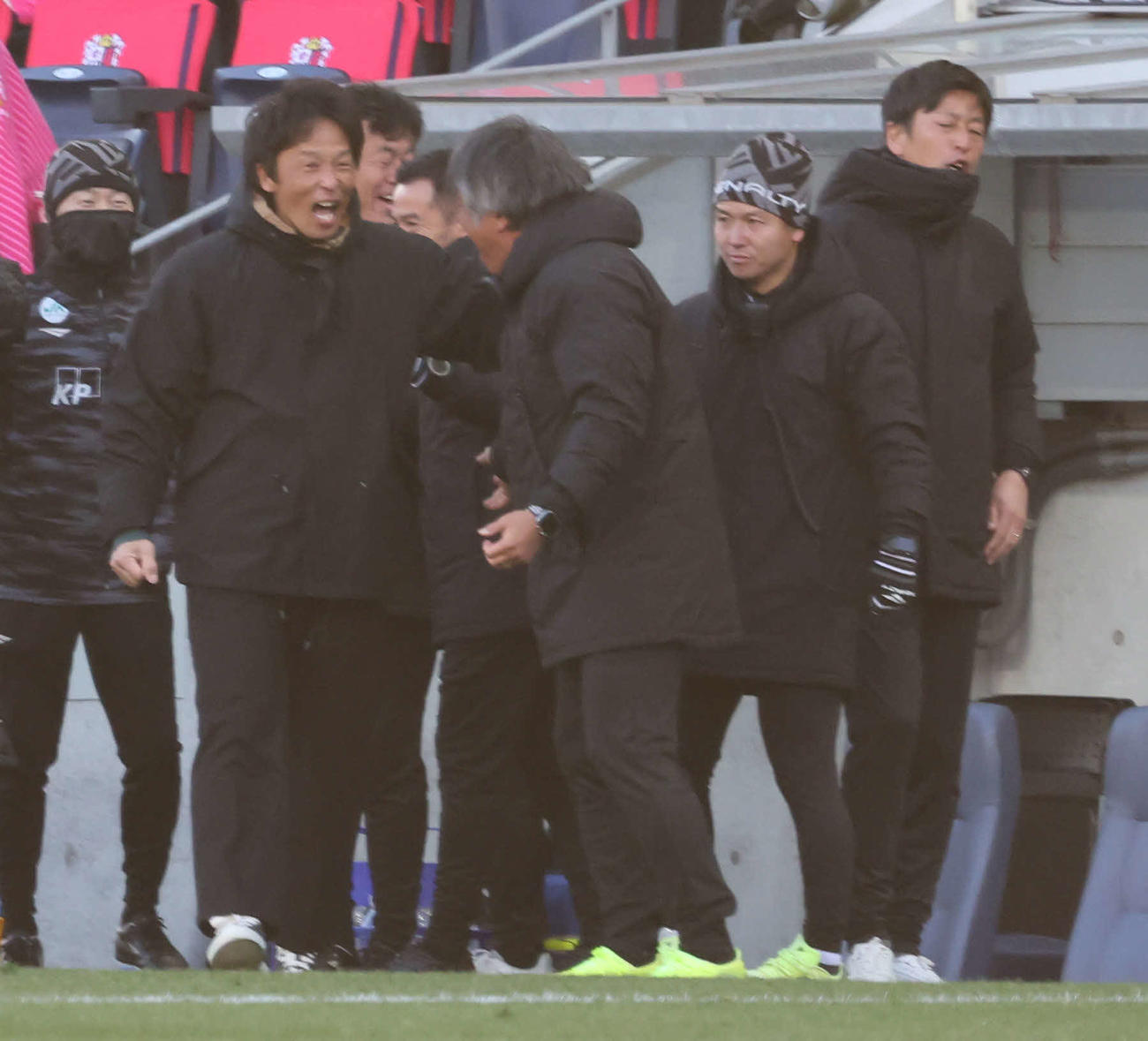 C大阪対湘南　勝利の瞬間、湘南山口監督（左）はスタッフと喜びを分かち合う（撮影・西尾就之）