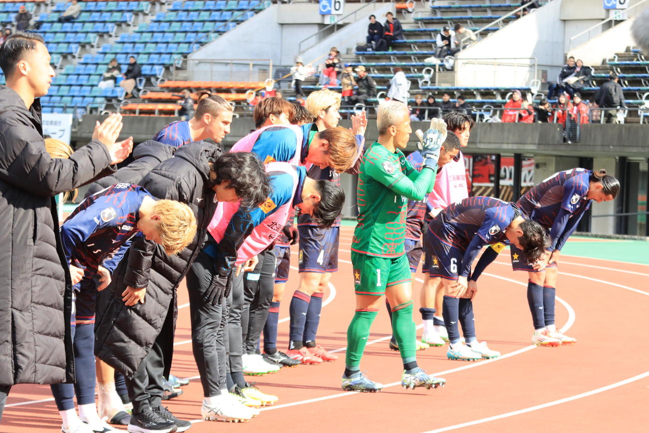 試合後、サポーターに向かってあいさつする札幌の選手ら（撮影・保坂果那）