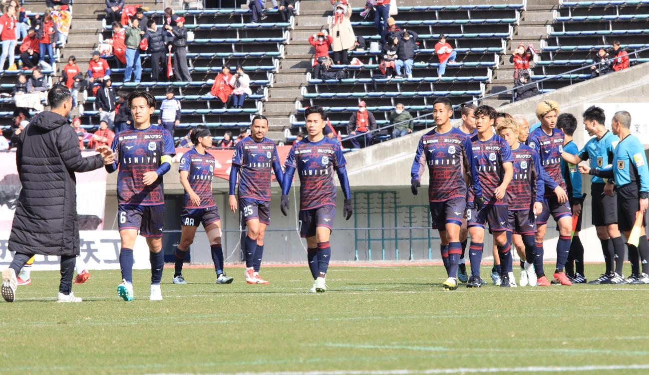 試合終了のあいさつを終え、歩き出す札幌の選手ら（撮影・保坂果那）