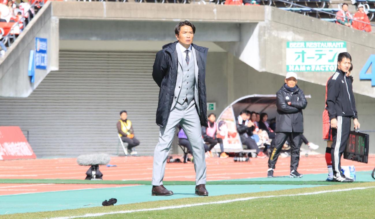 試合を見守る札幌岩政監督（撮影・保坂果那）