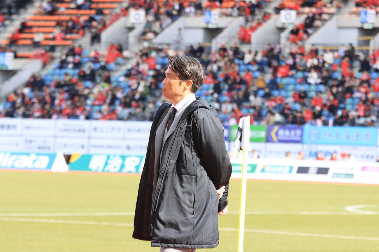 あいさつを終え、引き揚げる札幌岩政監督（撮影・保坂果那）