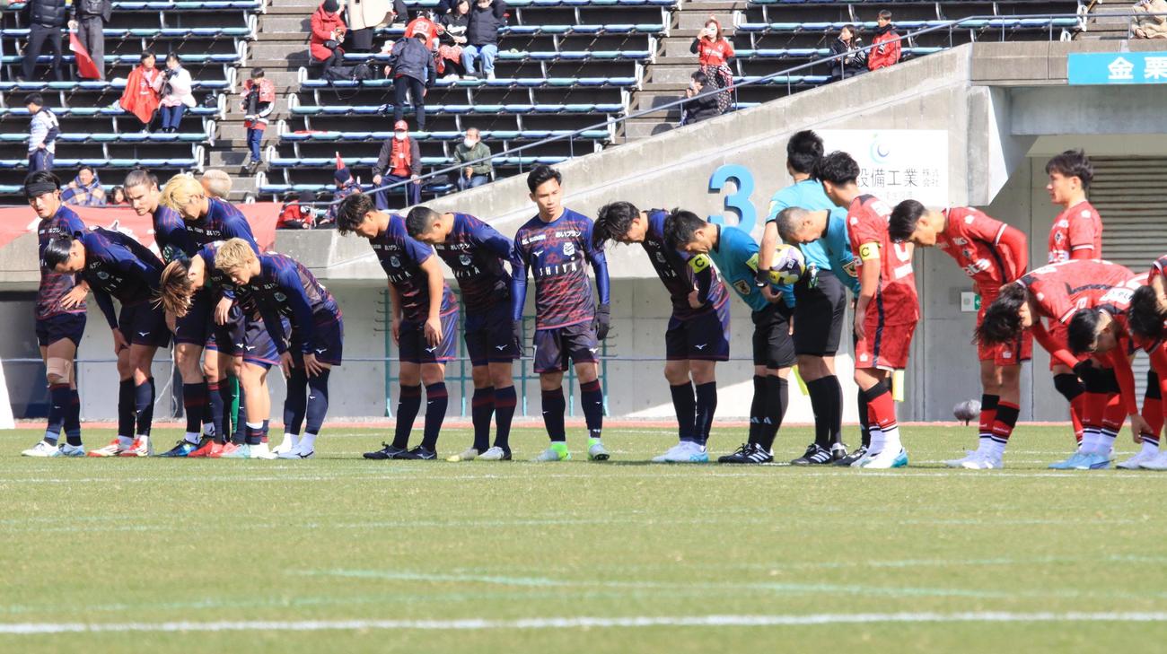 試合後、整列してあいさつする札幌の選手ら（撮影・保坂果那）