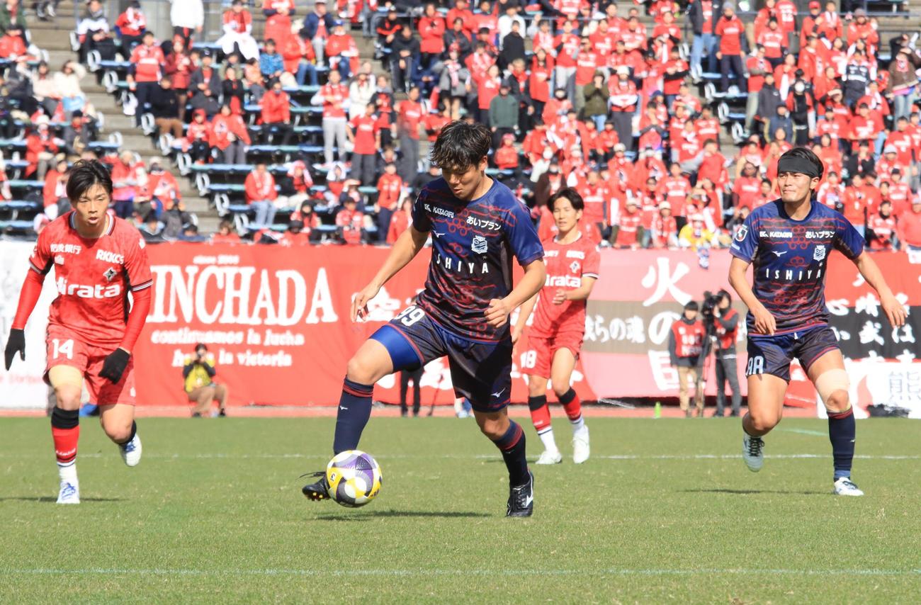 後半途中から出場し、リーグ戦デビューを果たした札幌出間（中央）（撮影・保坂果那）