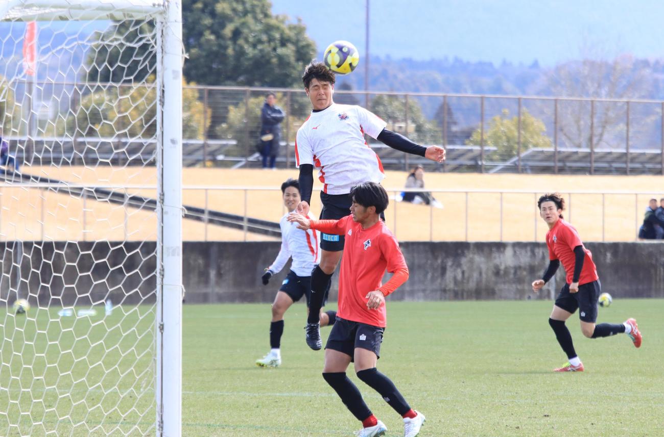熊本との練習試合でヘディングゴールを決める札幌出間（撮影・保坂果那）