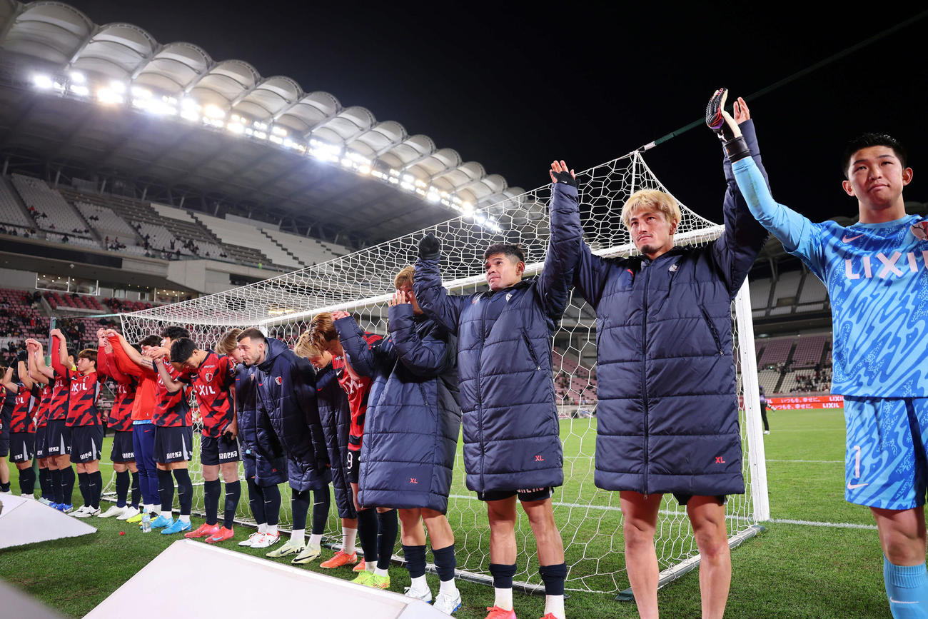 鹿島対新潟　勝利しサポーターにあいさつする鹿島の選手たち（撮影・鈴木正人）