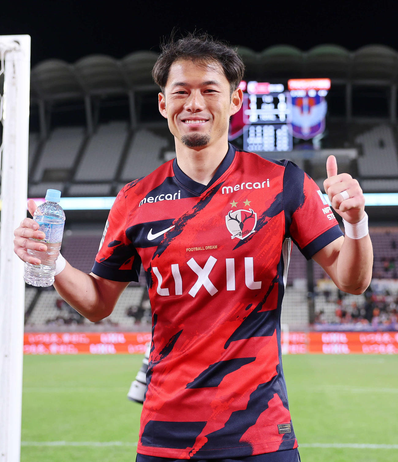 鹿島対新潟　勝利しポーズを決める鹿島小池（撮影・鈴木正人）