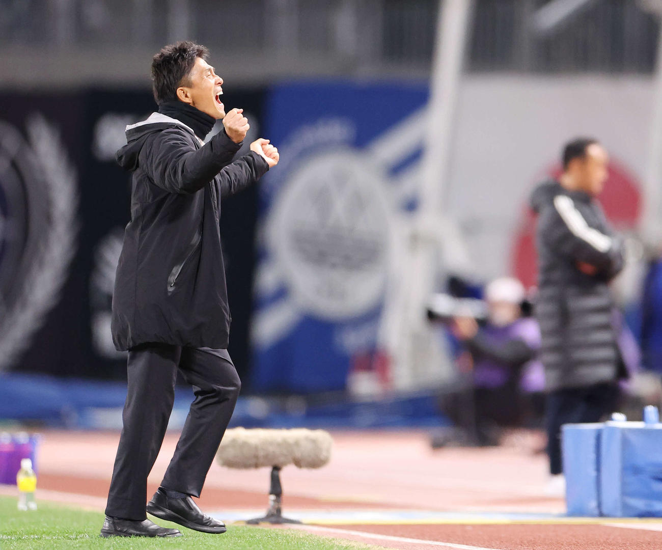 町田対東京V　今季初勝利を挙げガッツポーズする東京V城福監督（撮影・宮地輝）