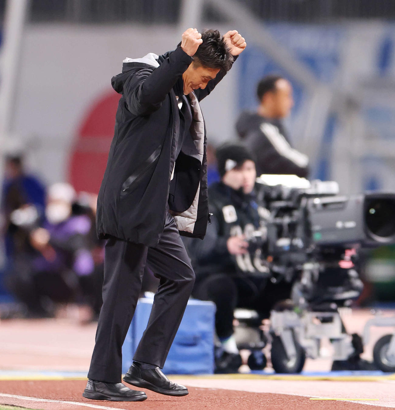 町田対東京V　今季初勝利を挙げガッツポーズする東京V城福監督（撮影・宮地輝）