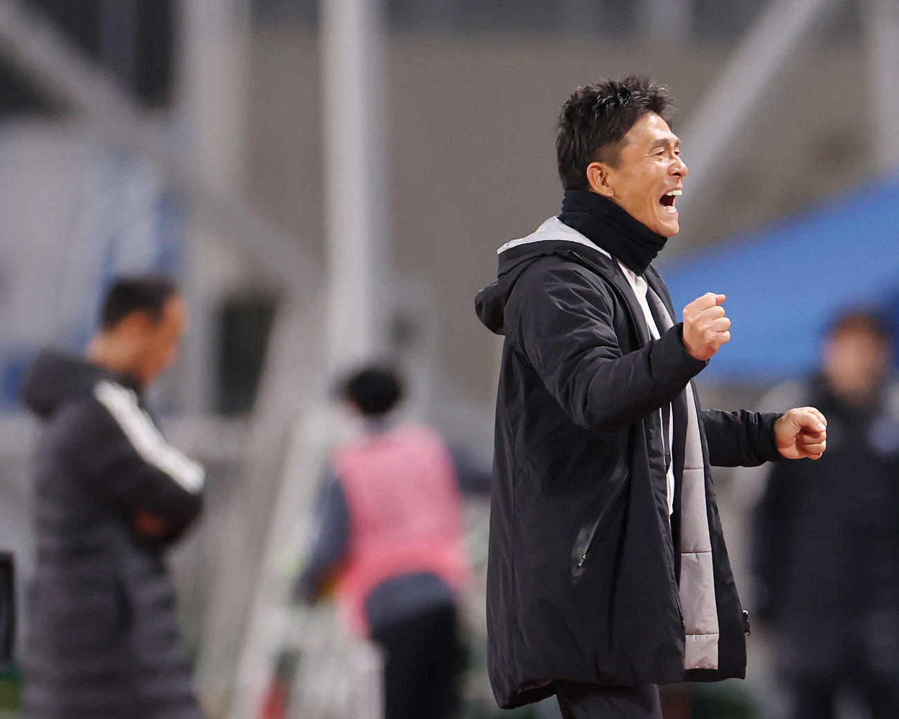 町田対東京V　今季初勝利を挙げガッツポーズする東京V城福監督（撮影・宮地輝）