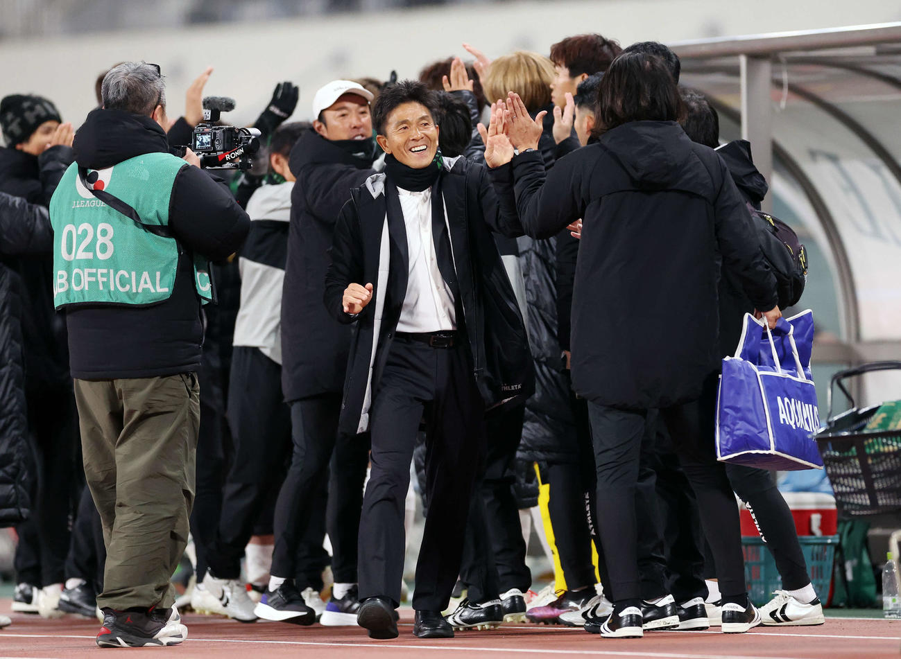 町田対東京V　今季初勝利を挙げ笑顔でタッチを交わす東京V城福監督（撮影・宮地輝）