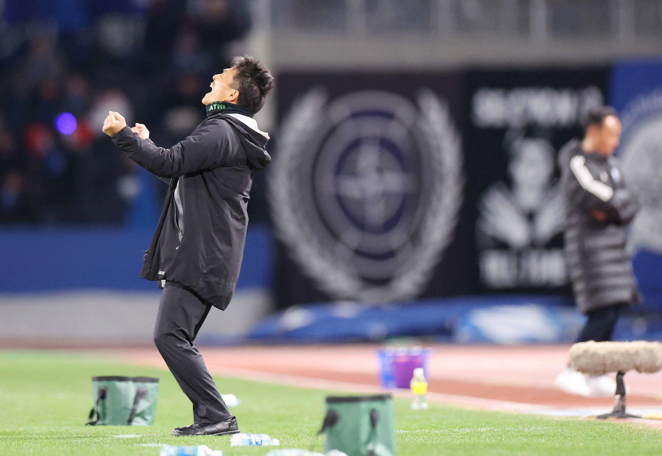 町田対東京V　今季初勝利を挙げガッツポーズする東京V城福監督（撮影・宮地輝）