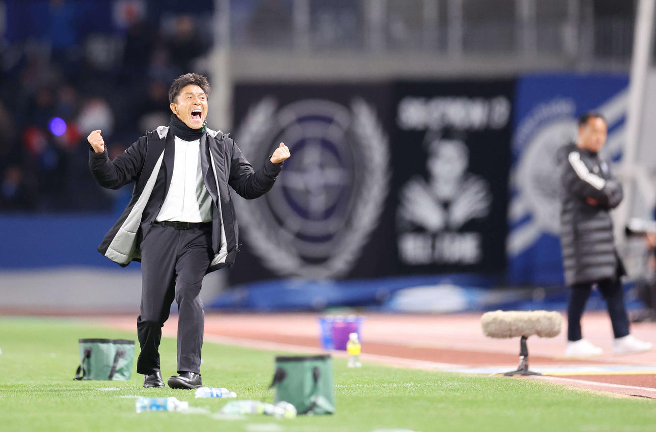 町田対東京V　今季初勝利を挙げガッツポーズする東京V城福監督（撮影・宮地輝）