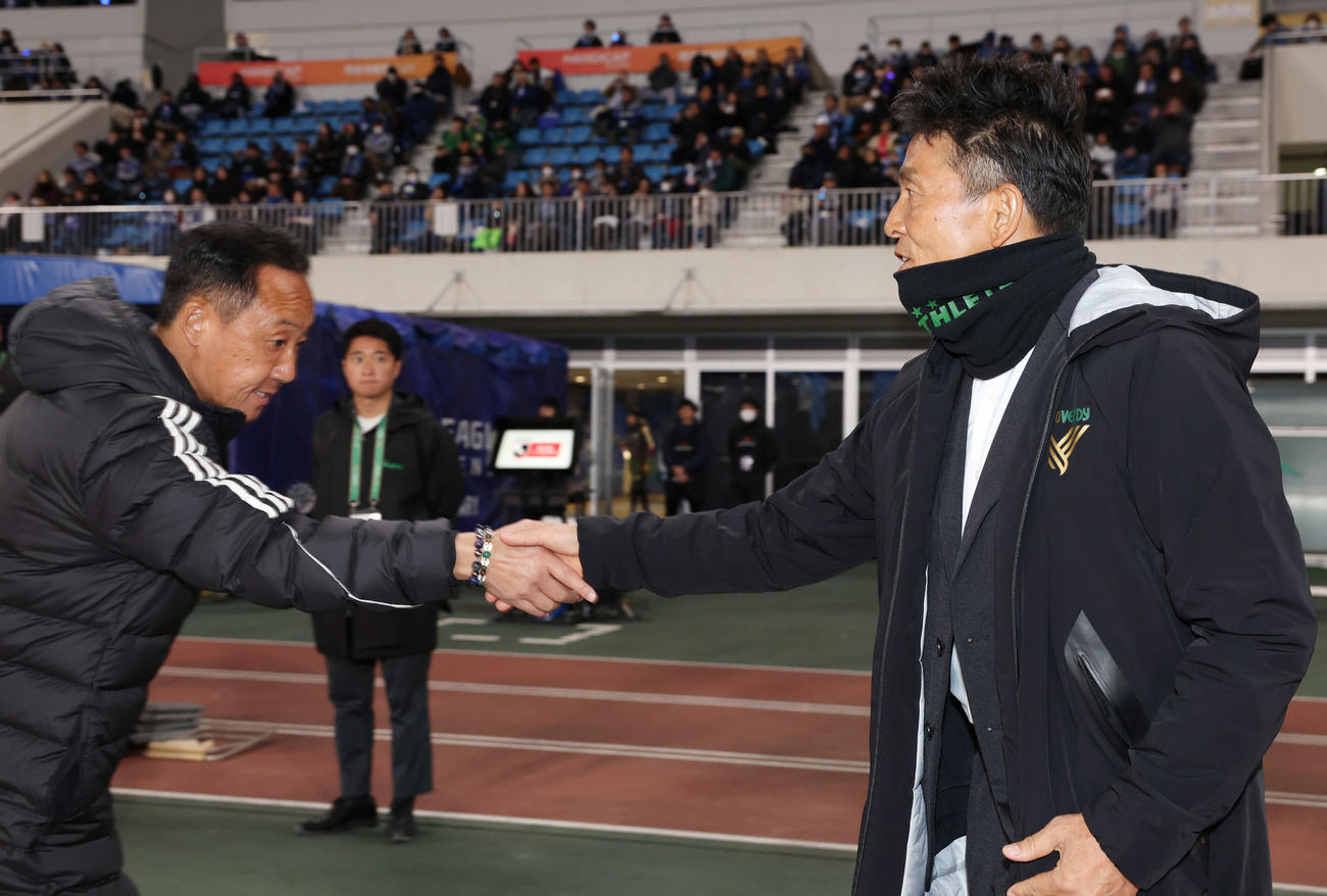 町田対東京V　試合前、握手を交わす町田黒田監督（左）と東京V城福監督（撮影・宮地輝）