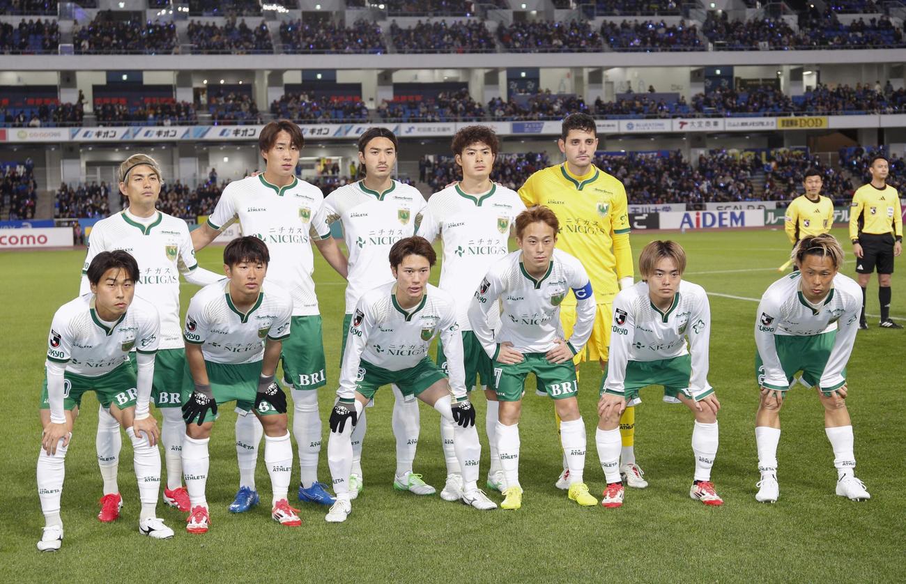町田戦に臨む東京Vイレブン（共同）