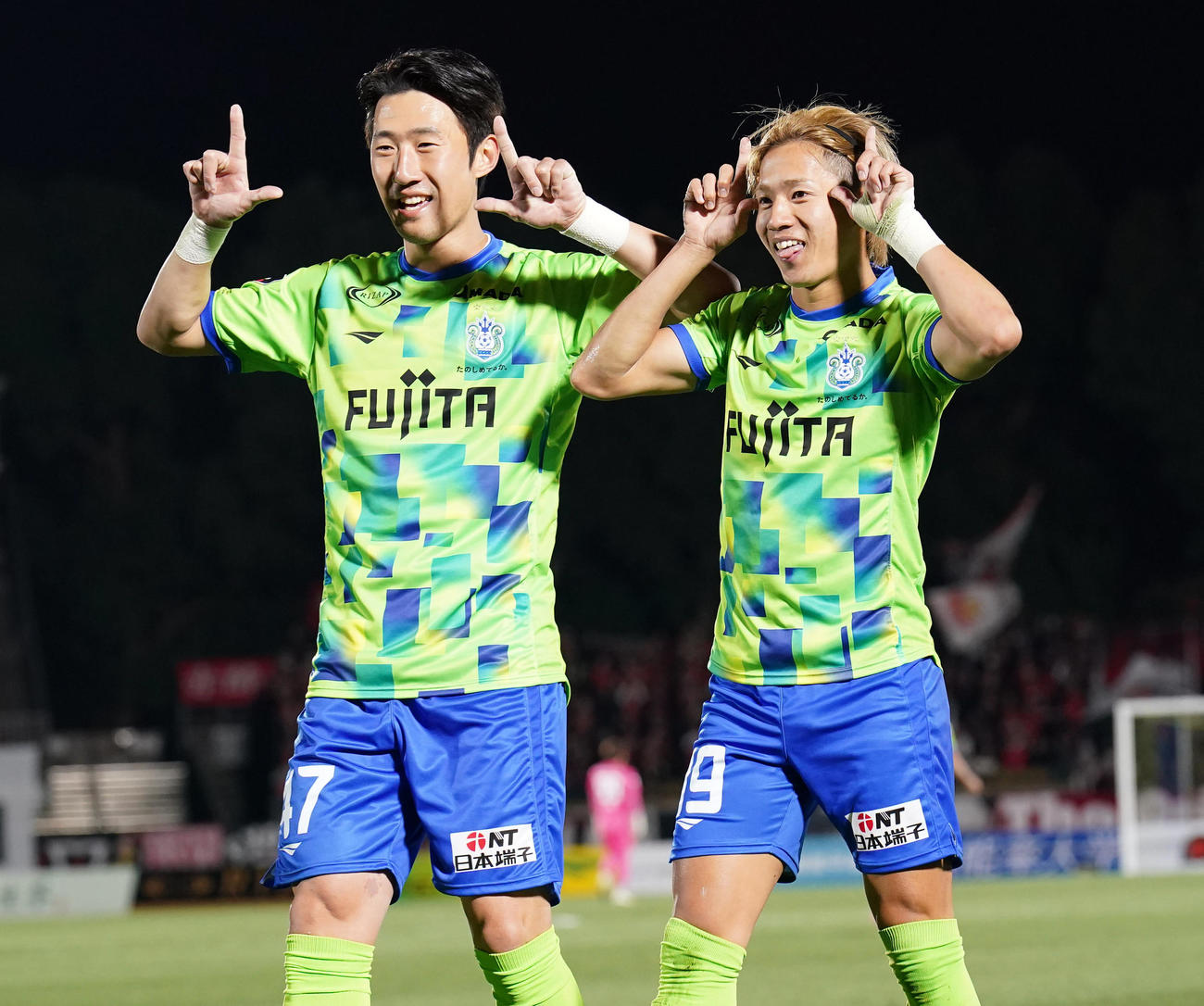 湘南対浦和　前半、先制ゴールを決め、湘南キム・ミンテ（左）といっしょにポーズを決める福田（撮影・狩俣裕三）