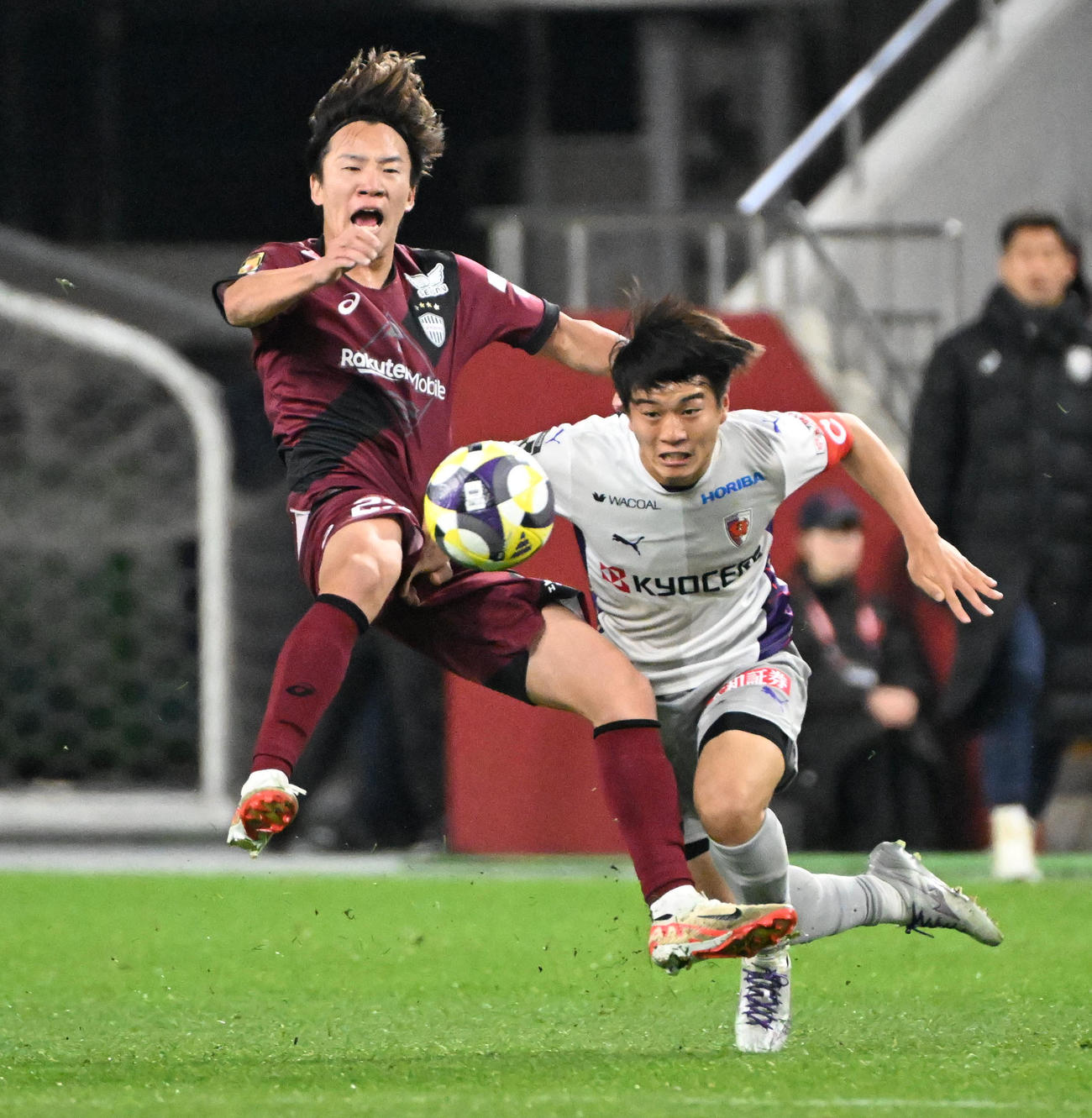 神戸対京都　前半、京都川崎（右）にボールを奪われる神戸広瀬（撮影・石井愛子）