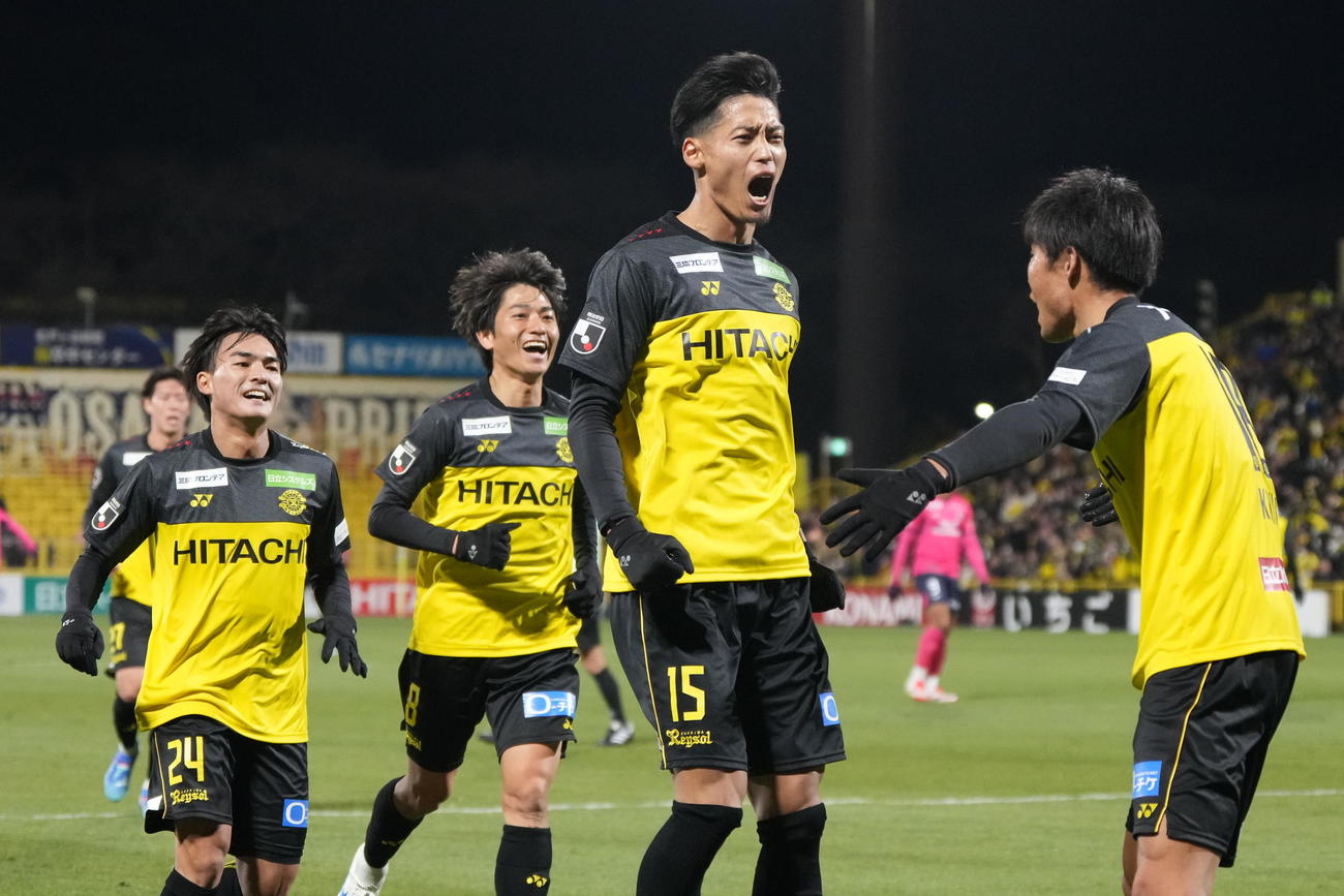 柏対C大阪　後半、柏木下（中央）は勝ち越しゴールを奪いイレブンの祝福を受ける（撮影・小沢裕）