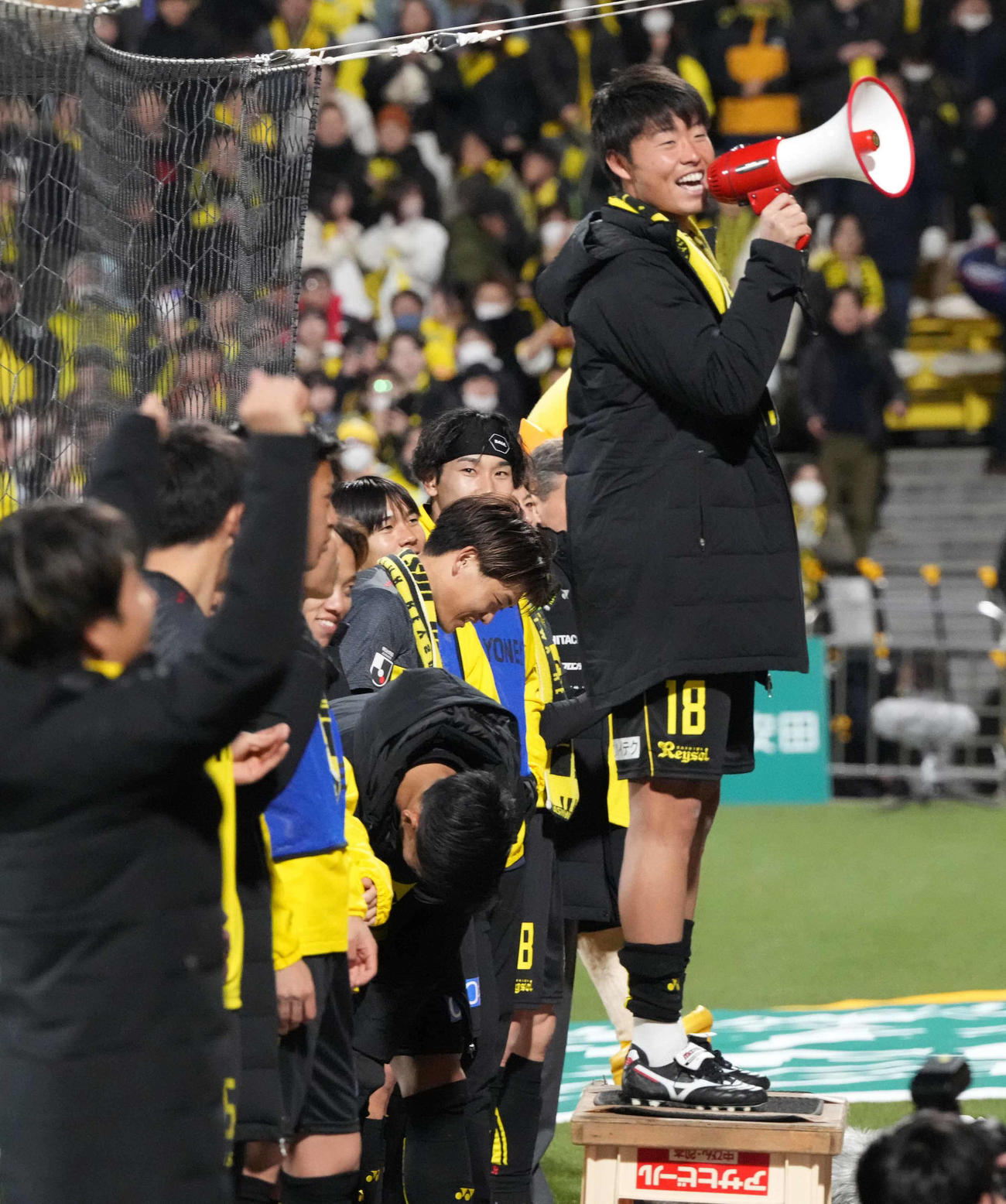 柏対C大阪　後半、同点ゴールを決めた柏垣田はサポーターの声援に応える（撮影・小沢裕）