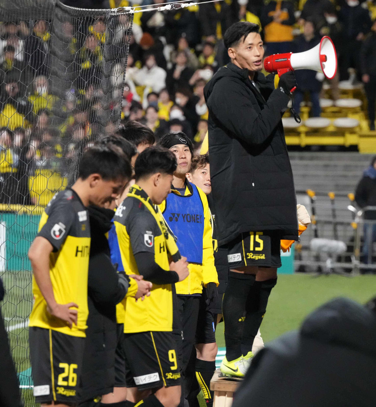 柏対C大阪　勝ち越しゴールを決めた柏木下はサポーターの声援に応える（撮影・小沢裕）