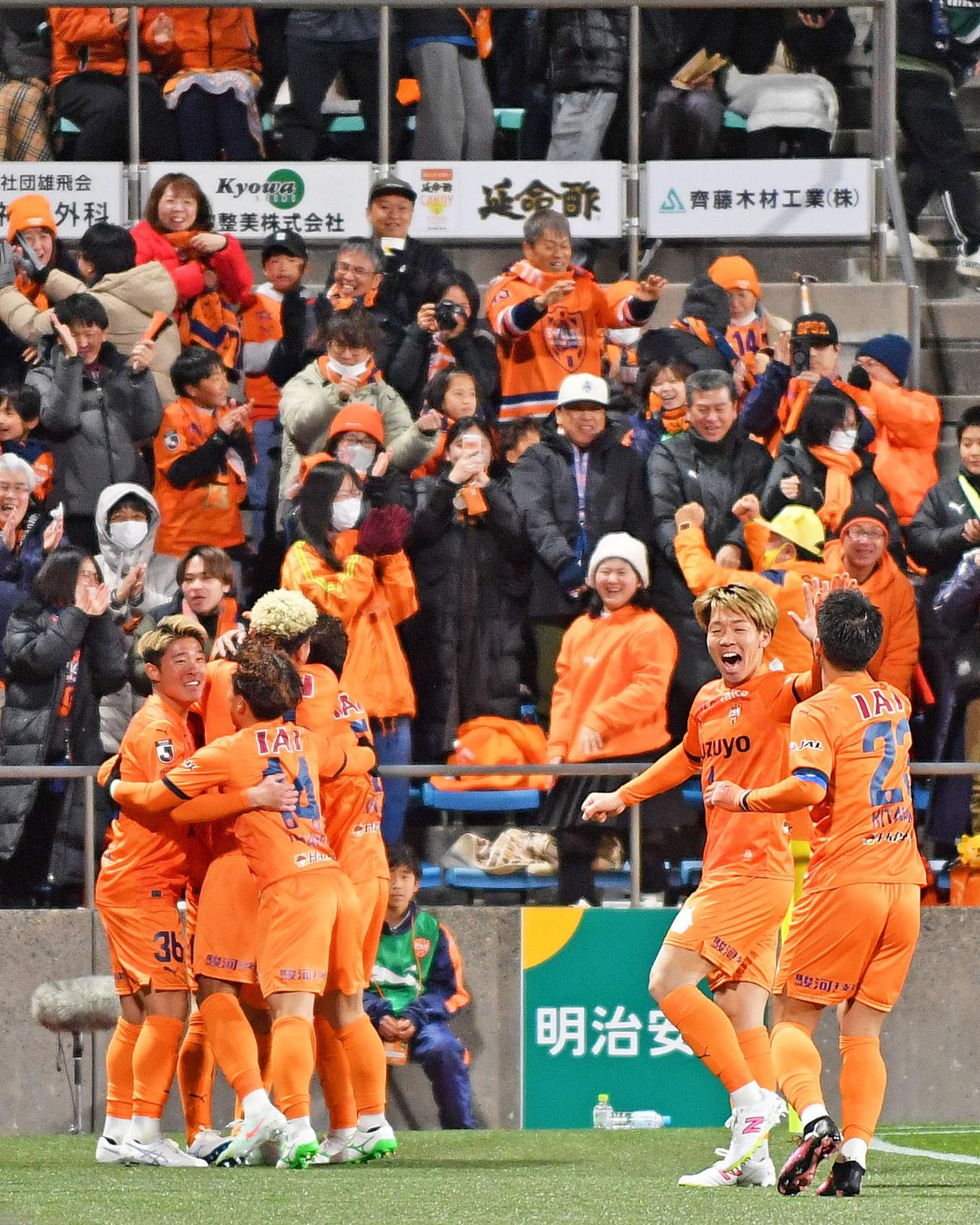 前半、オウンゴールで先制し、喜び合う清水の選手たち