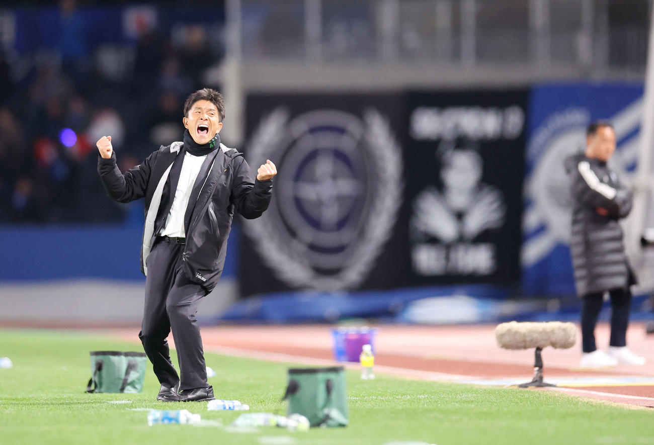町田対東京V　今季初勝利を挙げガッツポーズする東京V城福監督（撮影・宮地輝）
