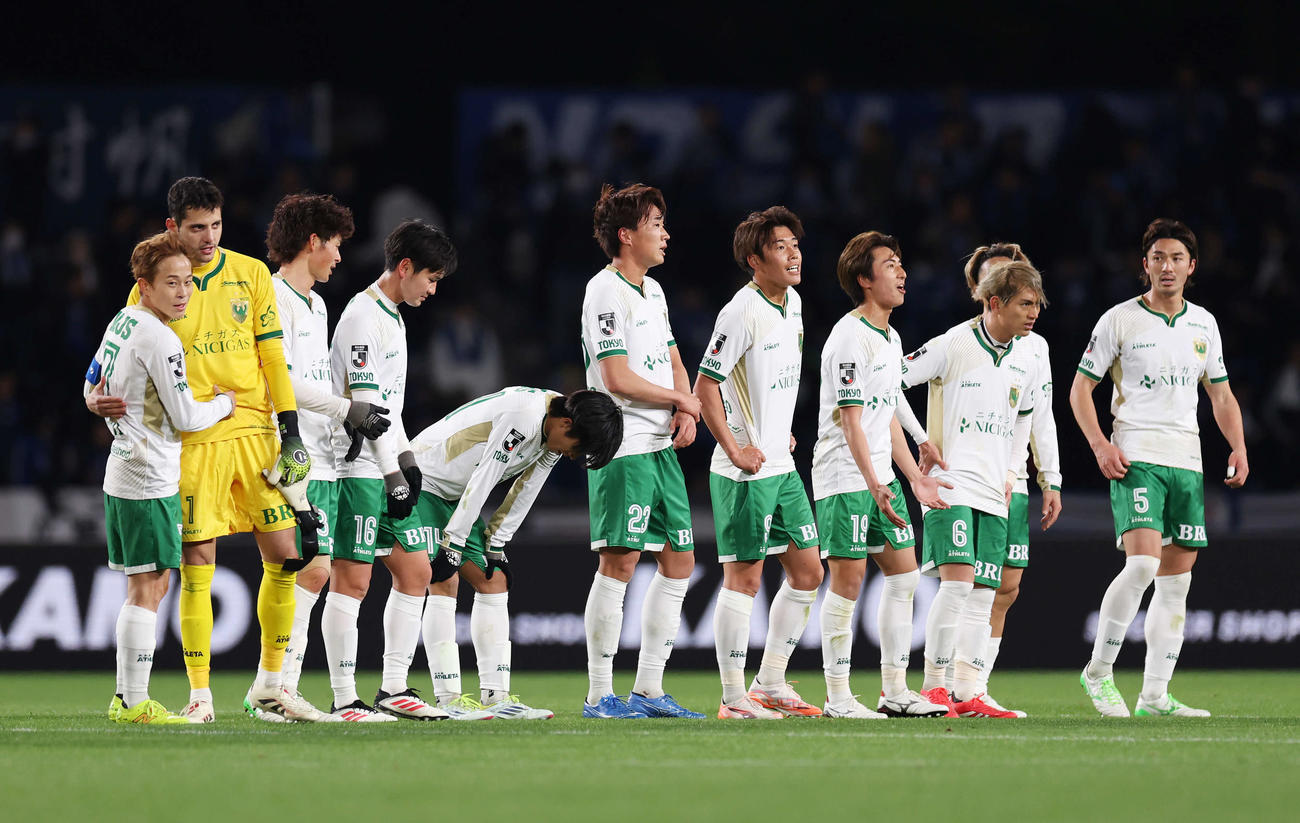 町田対東京V　今季初勝利を挙げ笑顔を見せる東京Vの選手たち（撮影・宮地輝）