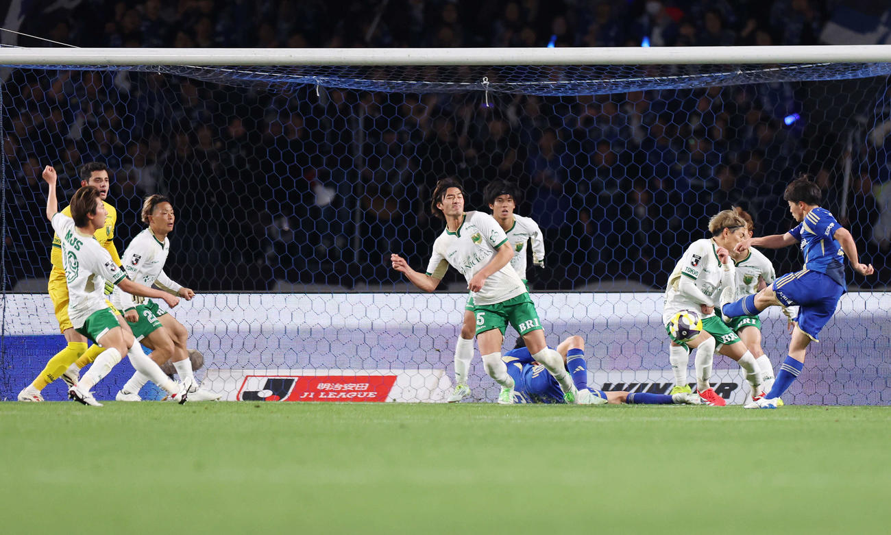 町田対東京V　後半、町田相馬（右端）のシュートをブロックする東京Vの選手たち（撮影・宮地輝）