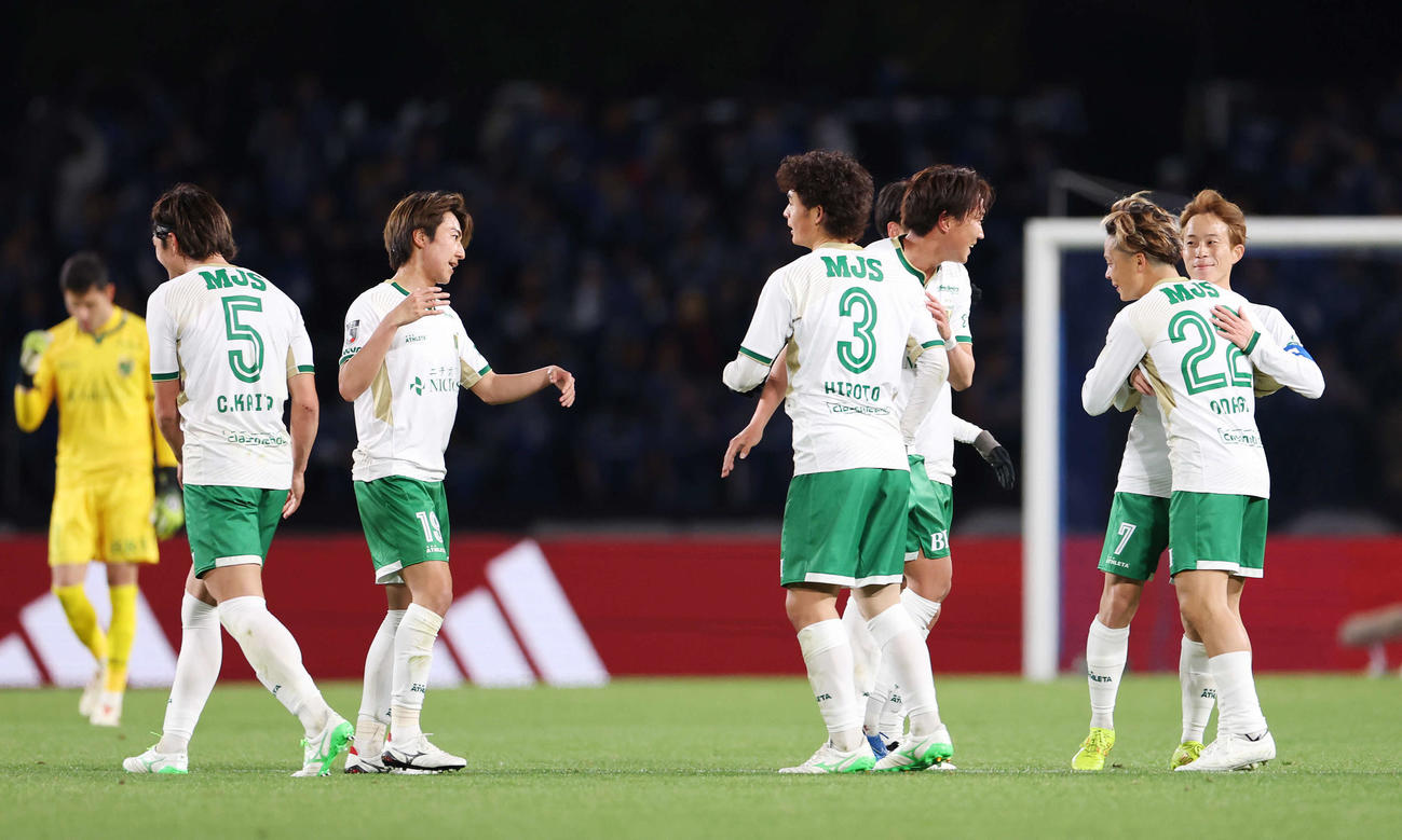 町田対東京V　今季初勝利を挙げ笑顔を見せる東京V森田（右端）ら選手たち（撮影・宮地輝）