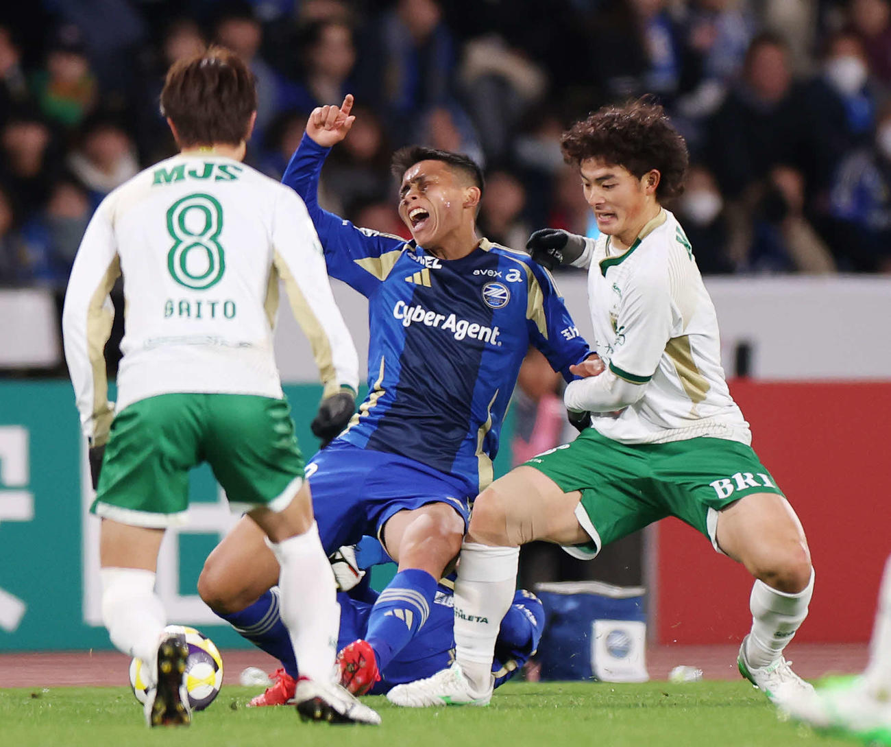 町田対東京V　前半、競り合う町田西村（左）と東京V谷口（撮影・宮地輝）