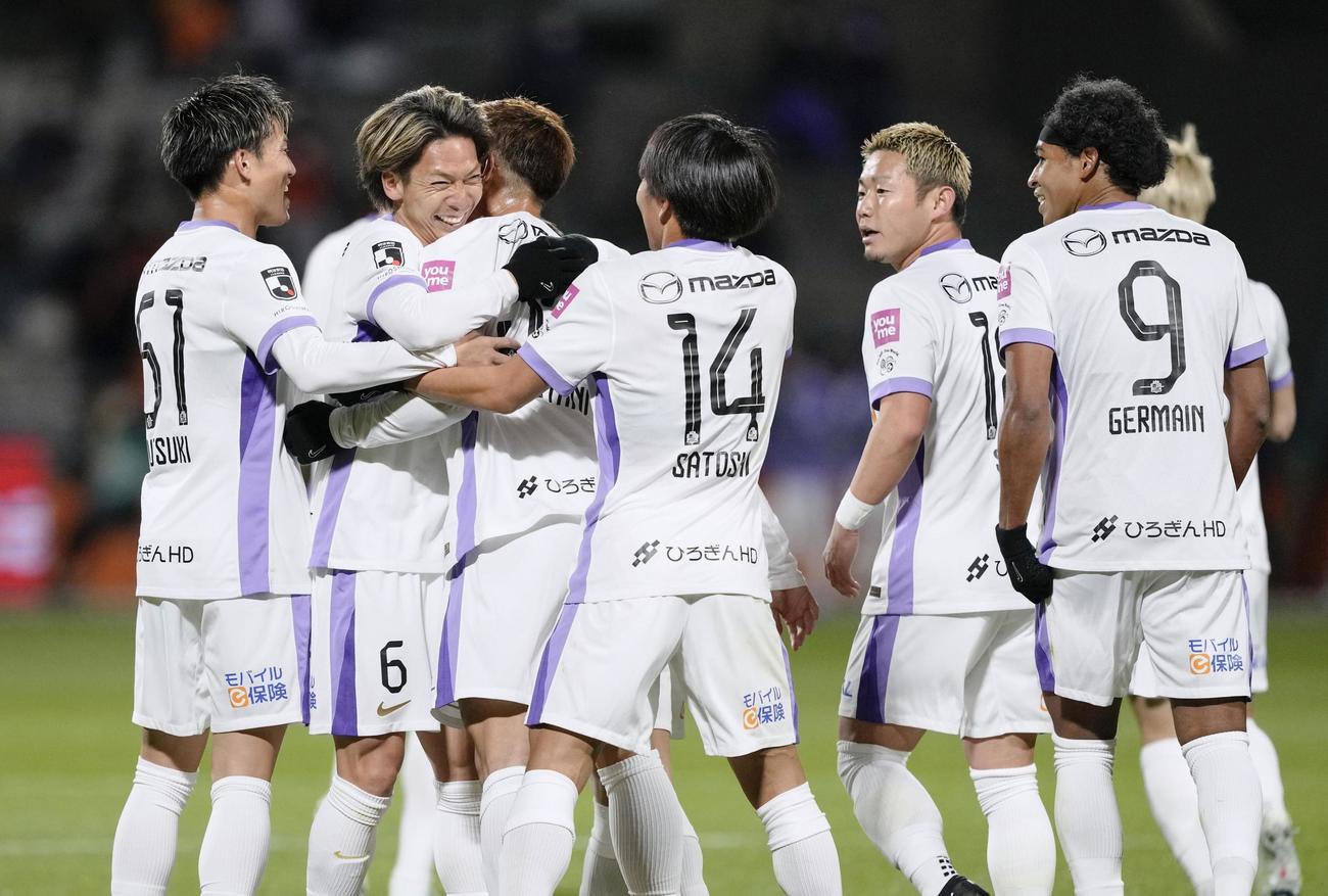 後半、同点ゴールを決めた塩谷（左から3人目）と喜ぶ川辺（同2人目）ら広島イレブン
