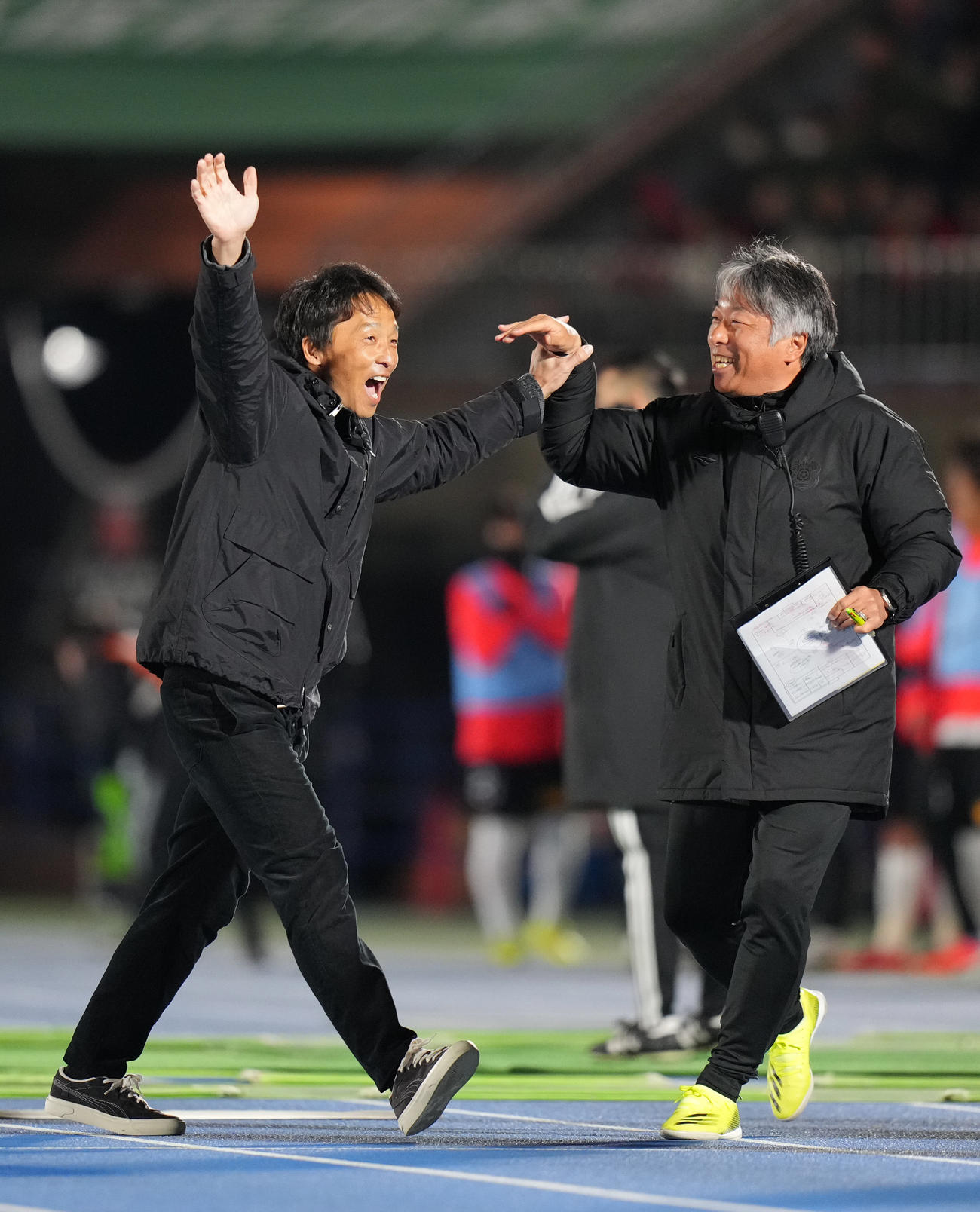 湘南対浦和　試合後、喜びを爆発させる湘南の山口監督（左）（撮影・狩俣裕三）