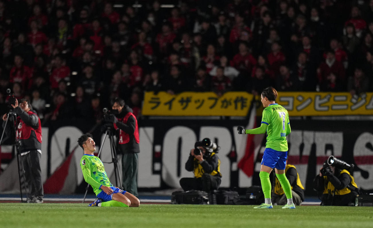 湘南対浦和　後半、ヘディングでゴールを決め、喜ぶ湘南鈴木章（左）（撮影・狩俣裕三）