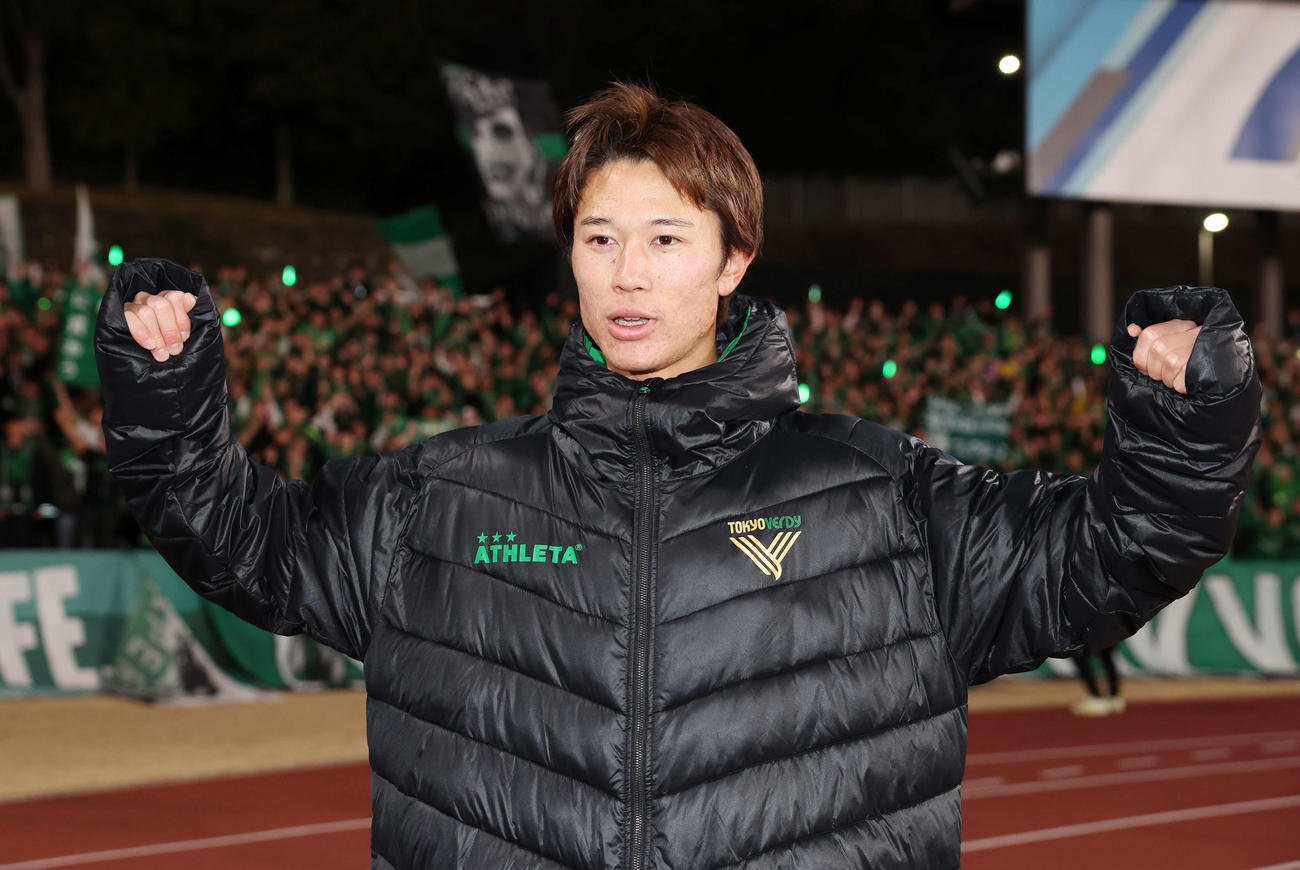 町田対東京V　決勝点を決めた東京V斎藤はポーズを決める（撮影・宮地輝）